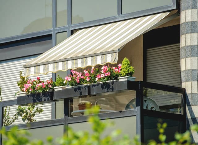 Jak zacienić balkon w bloku - skuteczne sposoby na cień i prywatność Jak zacienić balkon w bloku - skuteczne sposoby na cień i prywatność