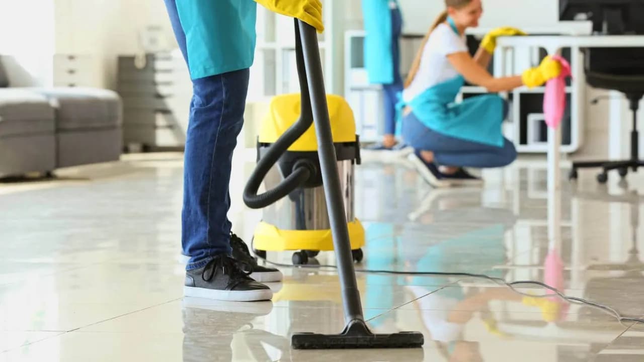 Ile za sprzątanie mieszkania? Poznaj ceny i ukryte koszty usług Ile za sprzątanie mieszkania? Poznaj ceny i ukryte koszty usług