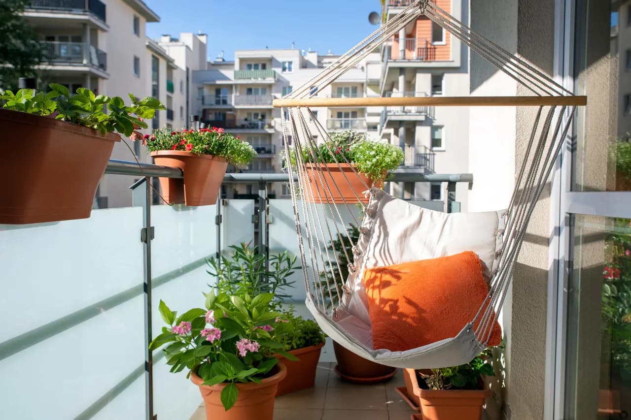 Jak zrobić balkon w bloku, aby stał się idealnym miejscem relaksu Jak zrobić balkon w bloku, aby stał się idealnym miejscem relaksu