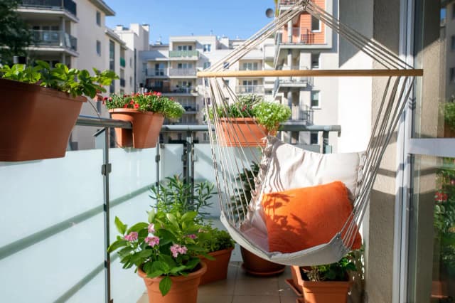 Jak zrobić balkon w bloku, aby stał się idealnym miejscem relaksu Jak zrobić balkon w bloku, aby stał się idealnym miejscem relaksu