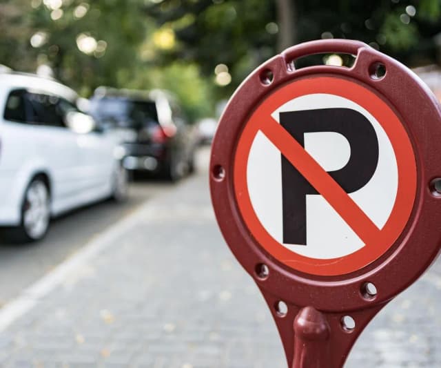Czy można parkować tyłem do budynku? Sprawdź, co grozi za mandaty Czy można parkować tyłem do budynku? Sprawdź, co grozi za mandaty